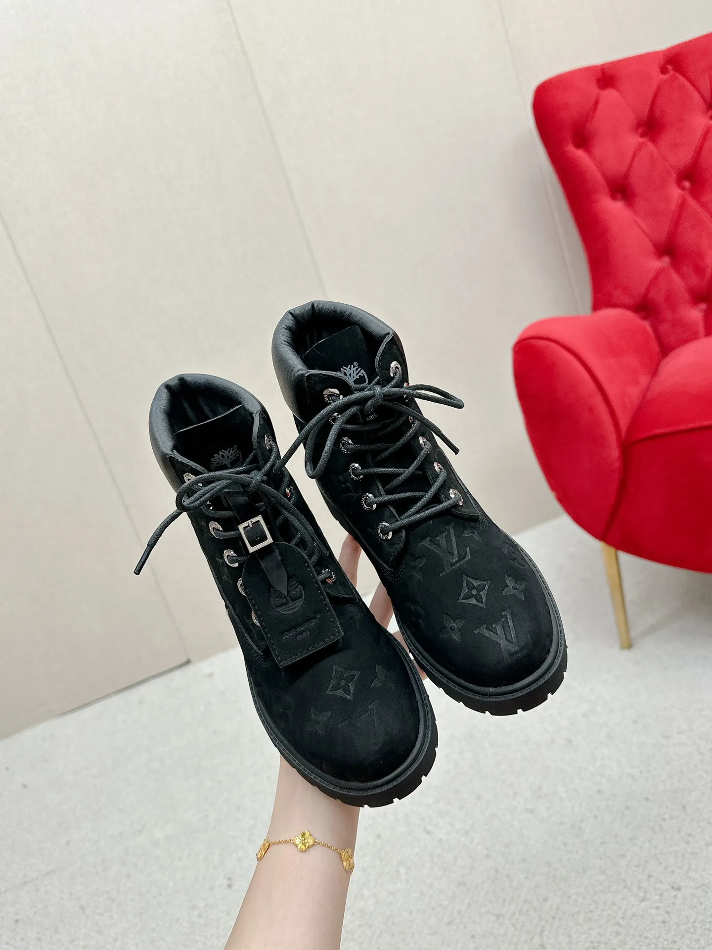 👟👟Ex-factory price 700👟👟 LV’s unbeatable co-branded Martin boots grandly launch Louis Vuitton x Timberland boots. LV x Timberland Timberland co-branded presbyopic rhubarb boots and ankle boots. LV x Timberland ankle boots are made of Monogram embossed waterproof nubuck cow leather. Relying on the brand's exquisite craftsmanship, the classic Timberland 6-inch boot shape is carefully reshaped in Italy, making an eye-catching appearance in American workwear style. Women's size 35-40 (41 is custom-made and non-refundable)